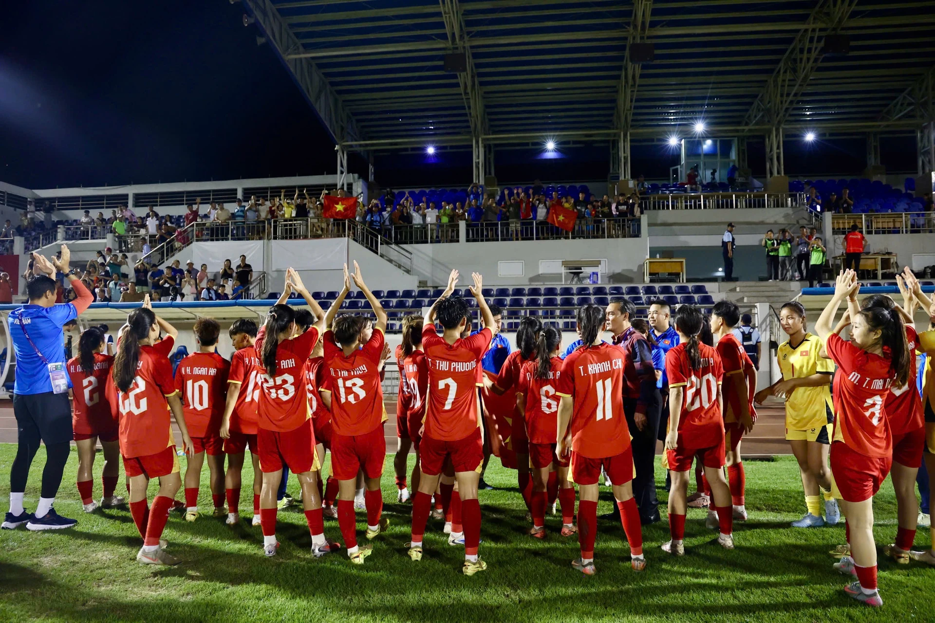 U17 nữ Việt Nam cảm ơn người hâm mộ trong ảnh VFF đăng cùng tin giành vé dự U17 nữ châu Á 2027.