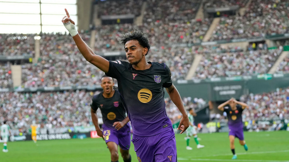 Lamine Yamal ăn mừng trong trận Barcelona gặp Betis ngày 17/10/2026.