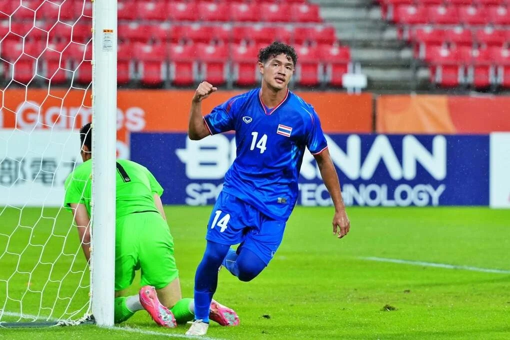 Tiền đạo Thái Lan Jehhanafee Mamah ăn mừng bàn thắng trong trận gặp Kyrgyzstan tại ASIAD 2026.