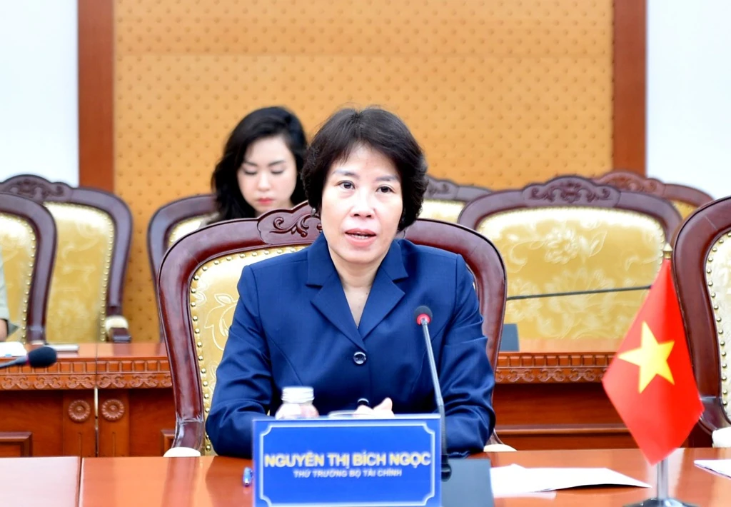 Thứ trưởng Bộ Tài chính Nguyễn Thị Bích Ngọc phát biểu tại buổi làm việc với Đoàn công tác Văn phòng Nghiên cứu Quốc vụ viện Trung Quốc ở Hà Nội ngày 27/10/2026.