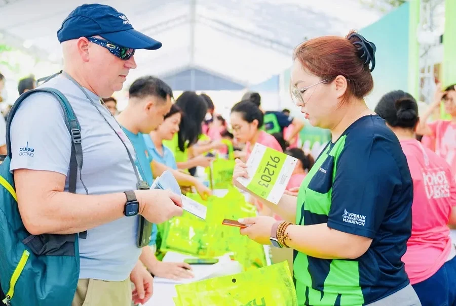 VĐV nhận bib tại VPBank Hanoi International Marathon ngày 16/10/2026.