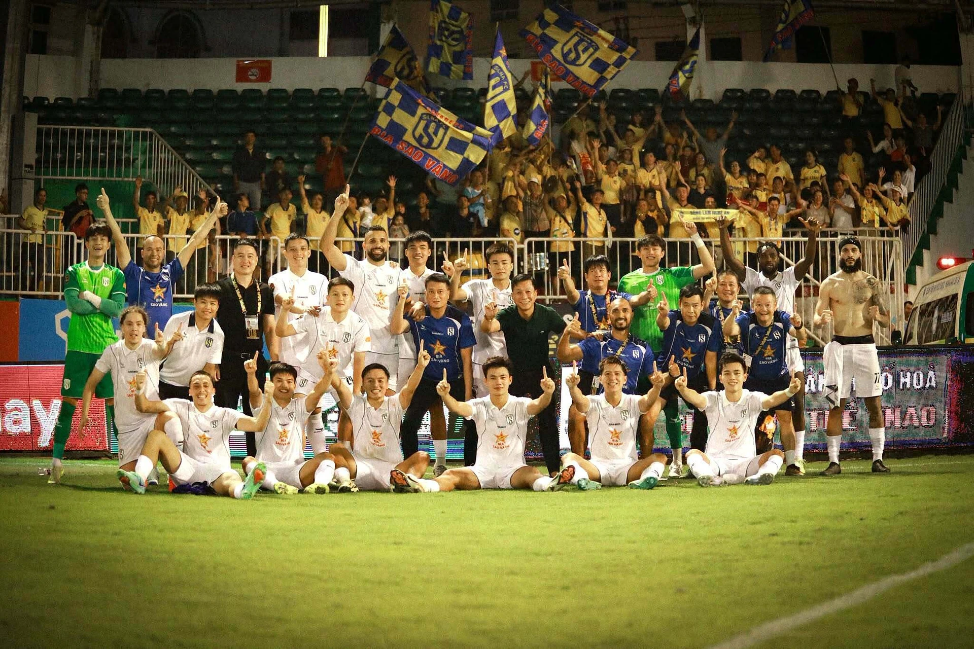 SLNA players celebrate in front of the stand after beating HAGL 2-0 in round 5 of the 2026-27 V-League at Pleiku Stadium, Gia Lai, on 23 October 2026