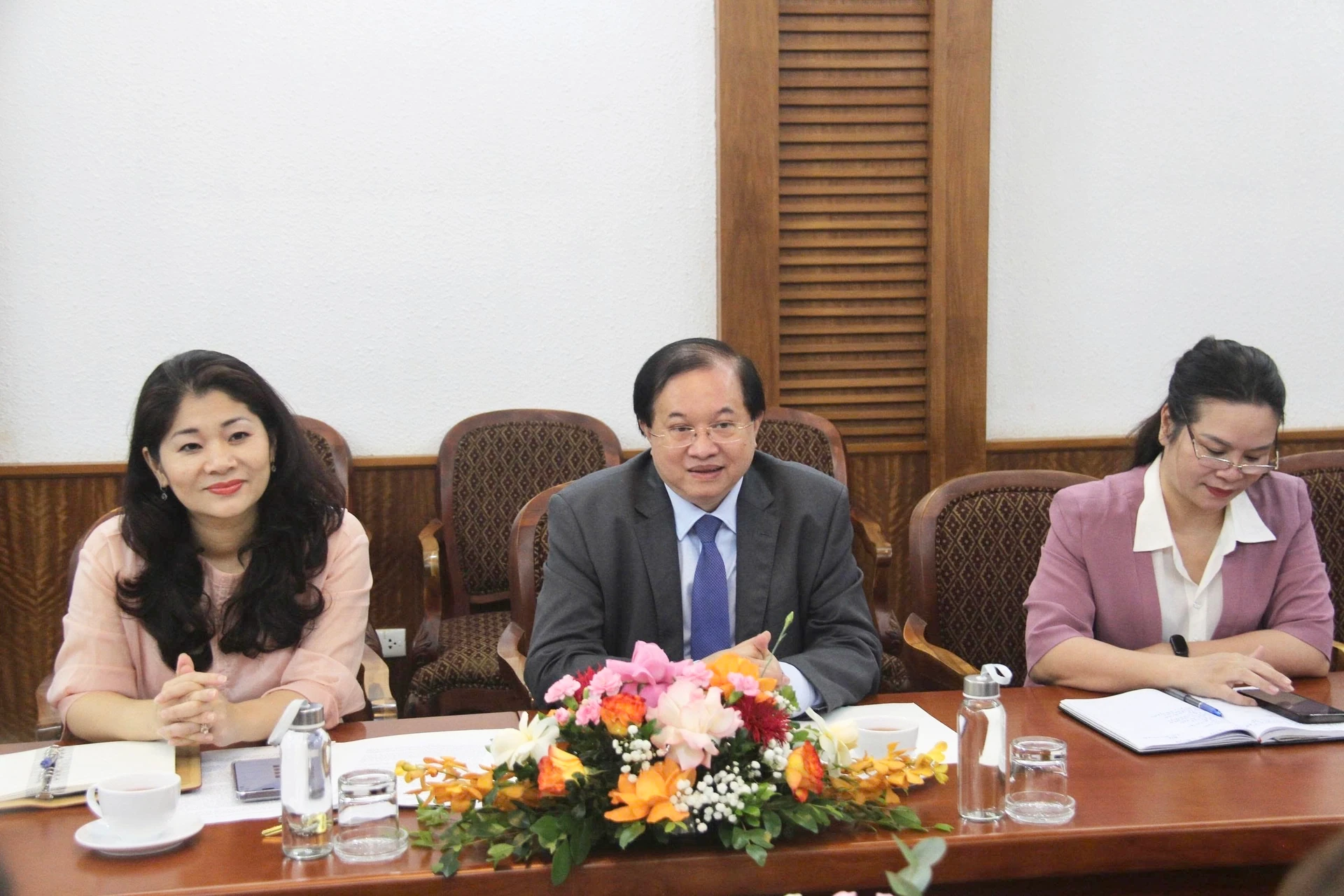 Deputy Minister Tạ Quang Đông speaks at the meeting with the MPA.