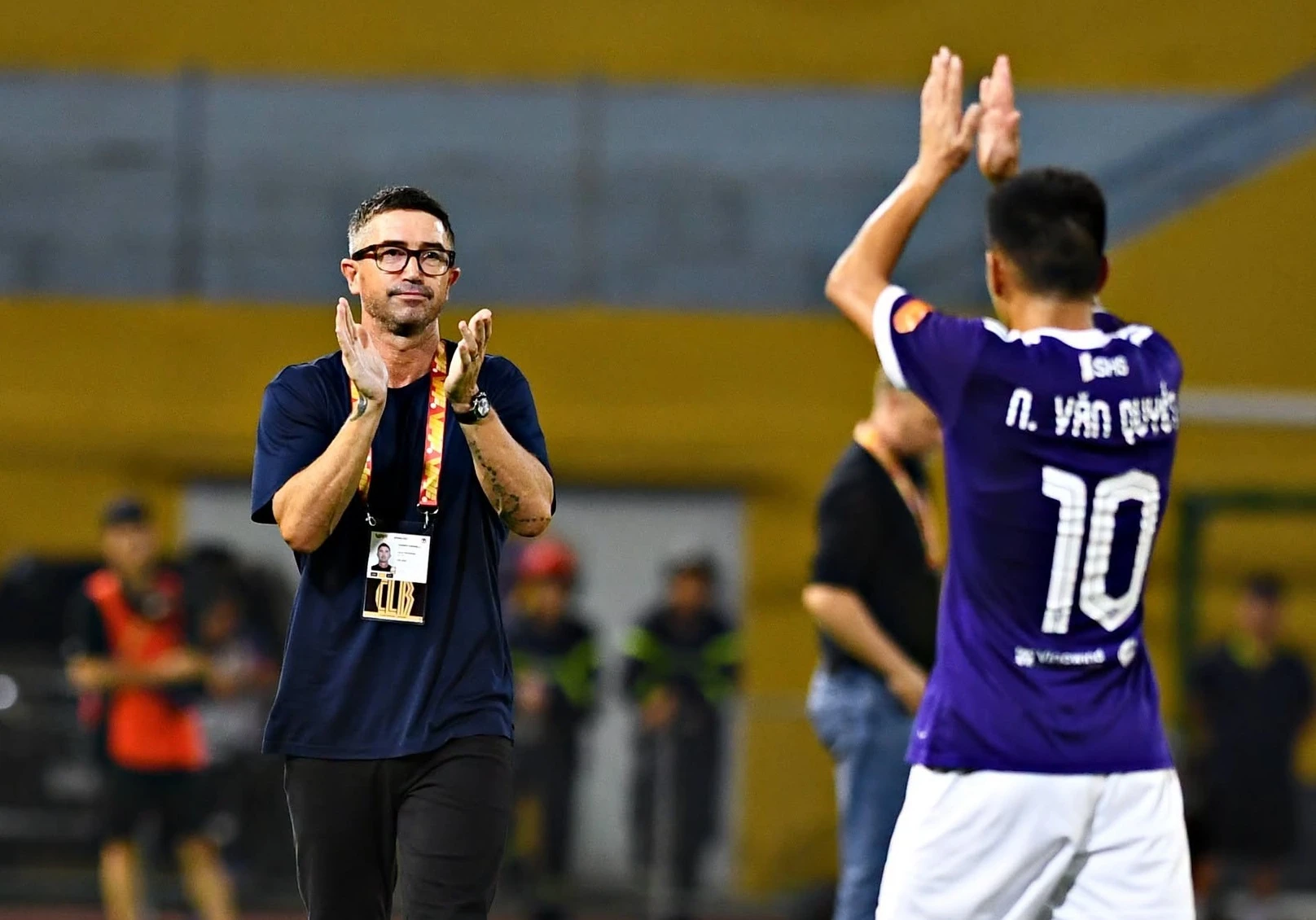 HLV Harry Kewell vỗ tay bên cạnh tiền đạo Nguyễn Văn Quyết (số 10) của Hà Nội FC.