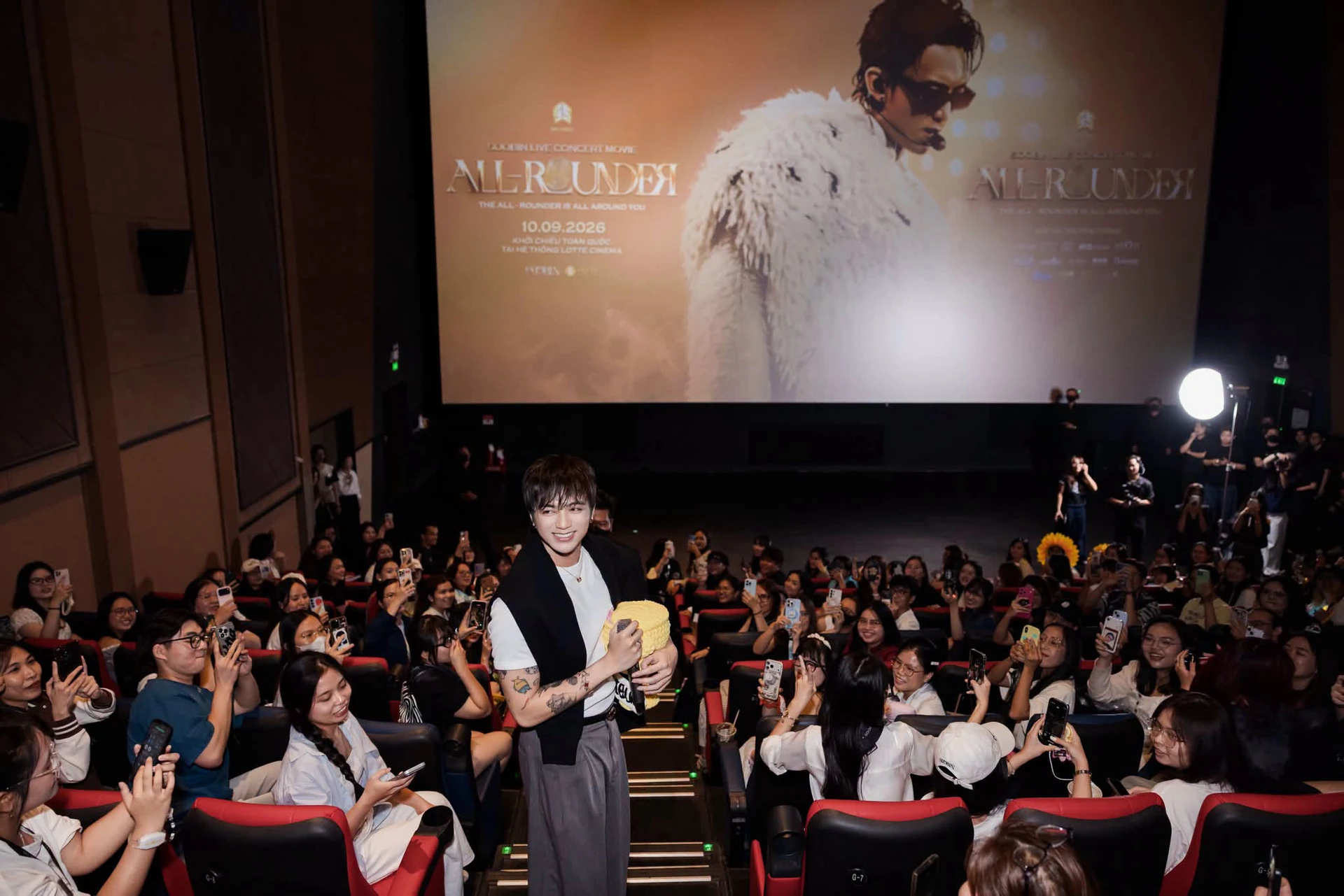 Soobin giao lưu với khán giả tại buổi chiếu phim concert All-Rounder. Ảnh: FBNV / Tuổi Trẻ.