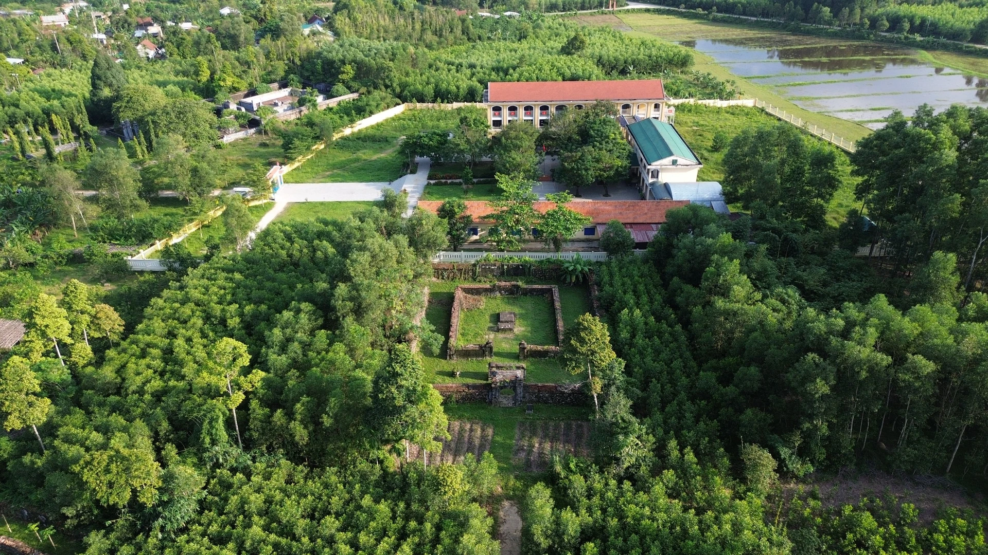 Lăng Trường Thiệu, nơi an nghỉ của chúa Nguyễn Phúc Thuần, nằm cạnh Trường THCS Hương Thọ.