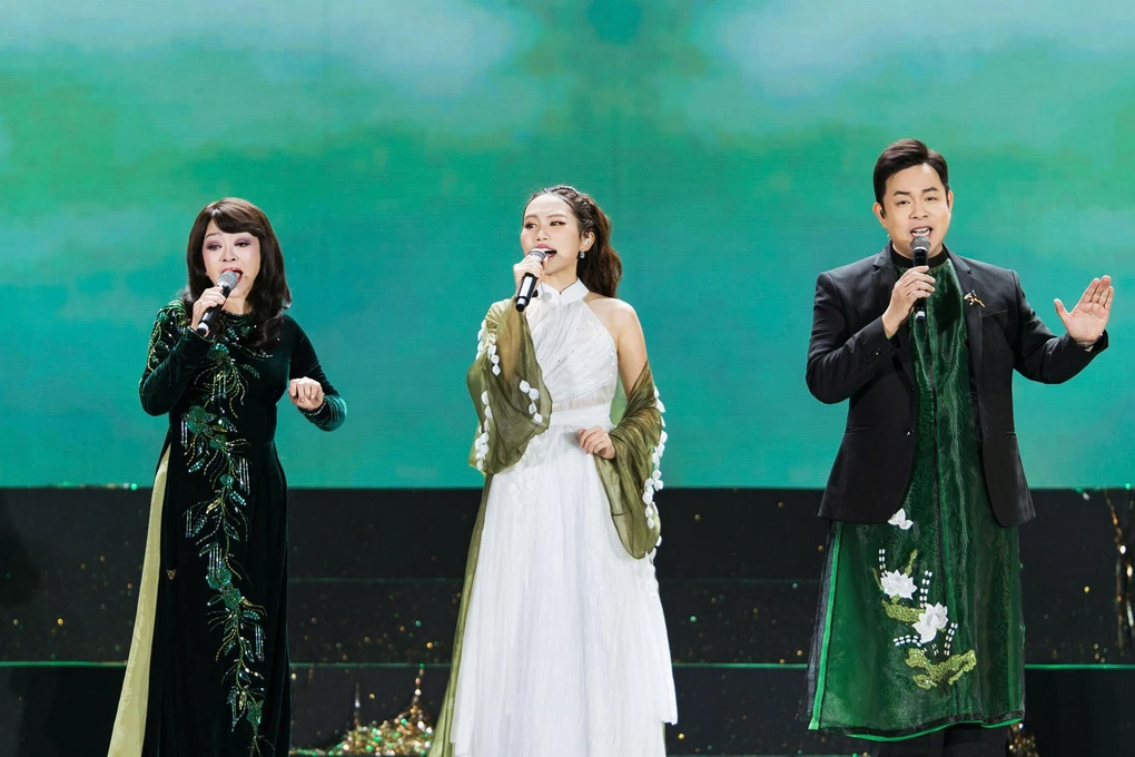 Huong Lan, Phuong My Chi and Quang Le, from left, perform together.
