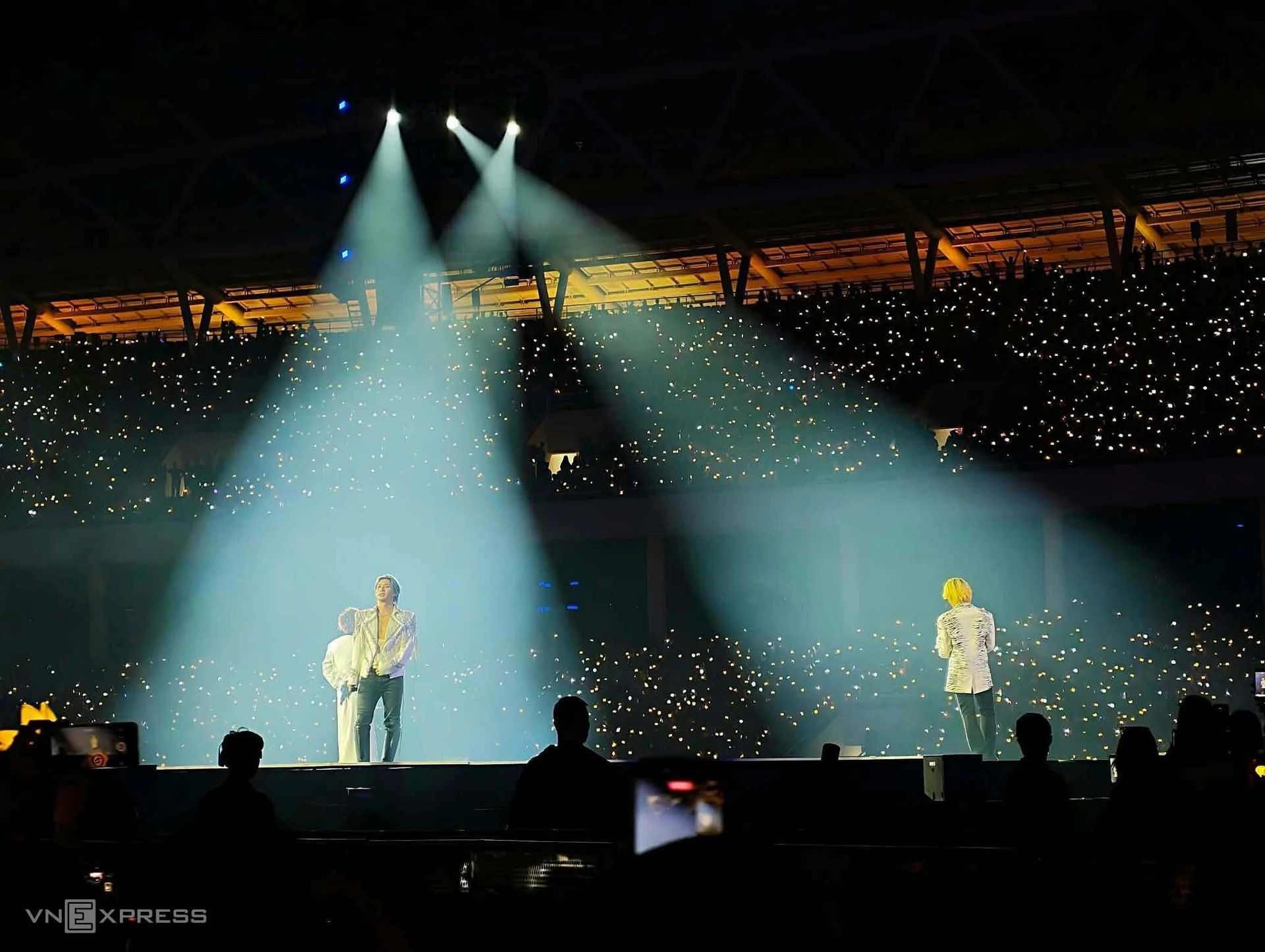 Daesung, G-Dragon và Taeyang của BigBang biểu diễn trên sân khấu sân vận động Mỹ Đình, Hà Nội, trong đêm diễn cuối tối 25/10/2026