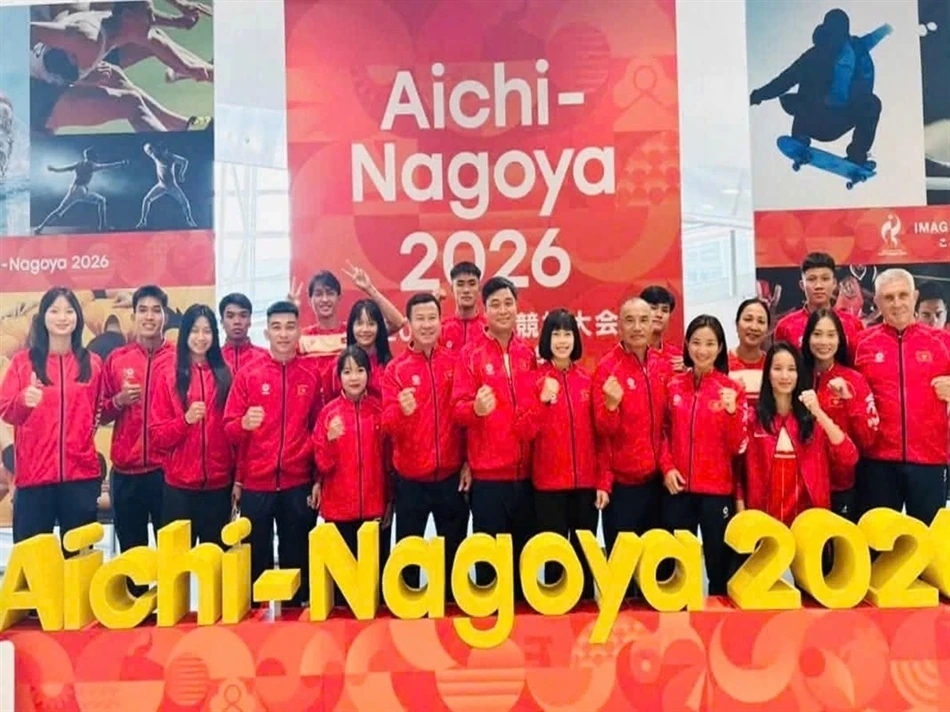 Đoàn thể thao Việt Nam chụp ảnh trước khu vực Aichi–Nagoya 2026 trước khi thi đấu.