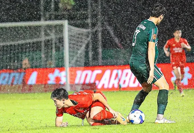 Huỳnh Tấn Sinh và Đình Bắc trong một pha tranh chấp ở ảnh do CAHN FC cung cấp.