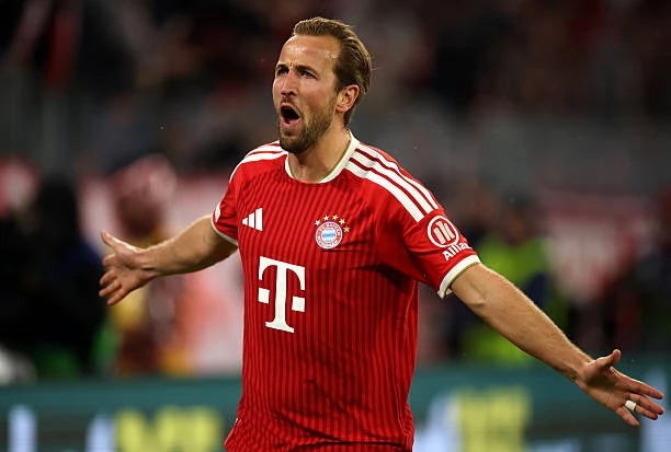 Harry Kane trong áo đỏ Bayern Munich dang rộng hai tay, há miệng ăn mừng trên sân