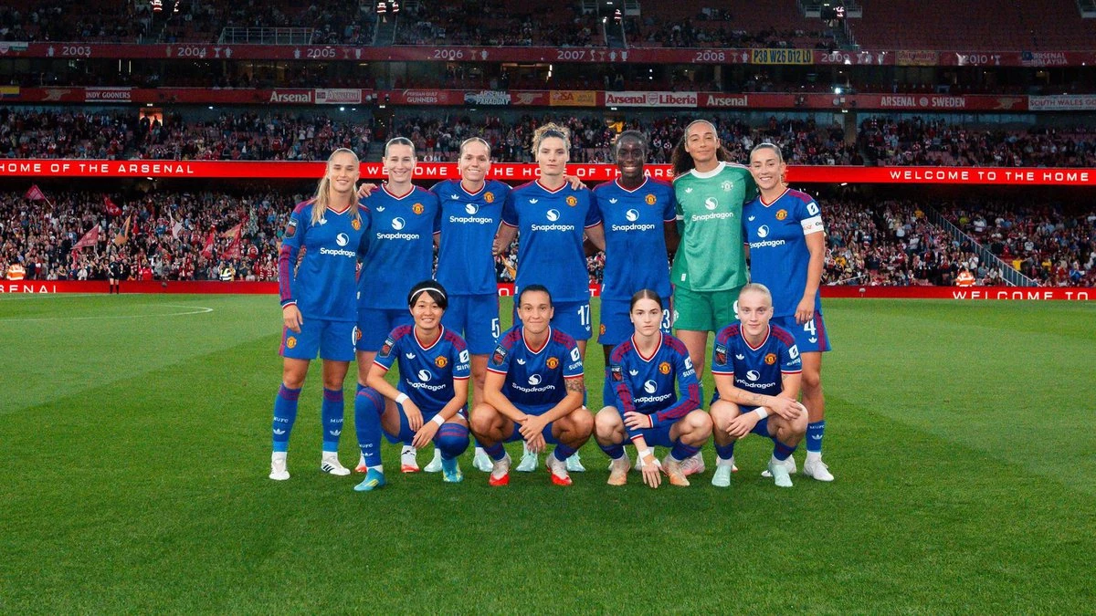 Ảnh tập thể Manchester United Women do câu lạc bộ công bố.