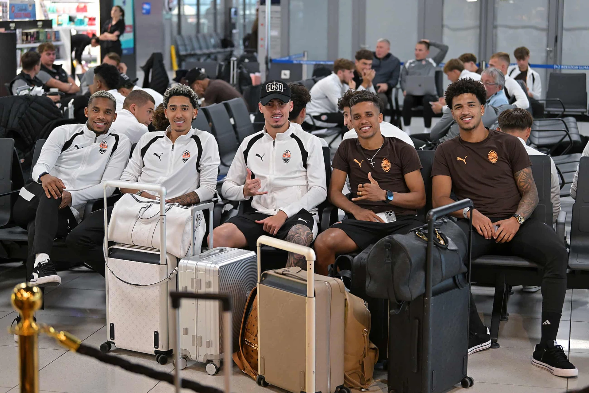 Các cầu thủ Shakhtar Donetsk chờ chuyến bay tại sân bay Rzeszów.