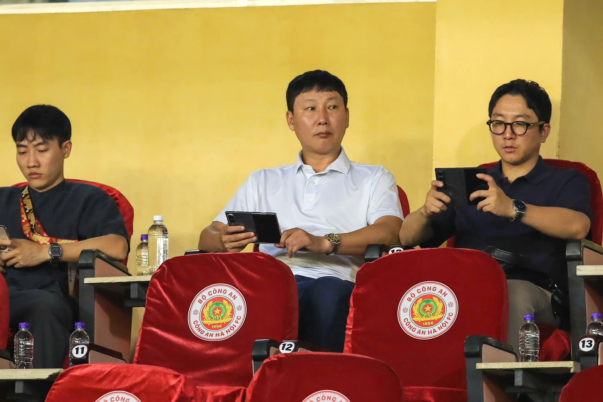 HLV Kim Sang-sik theo dõi trận đấu tại sân Hàng Đẫy ngày 13/10, theo chú thích của Thanh Niên.