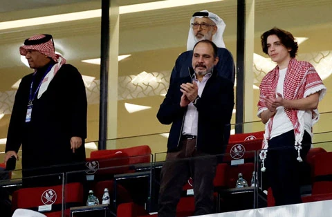Ảnh tư liệu: Hoàng tử Ali bin Al Hussein, Chủ tịch Liên đoàn Bóng đá Jordan, vỗ tay trên khán đài danh dự một sân vận động.