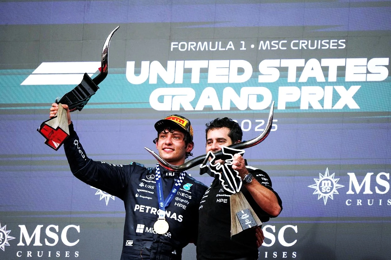 Kimi Antonelli giơ cao cúp vô địch trên bục trao giải United States Grand Prix