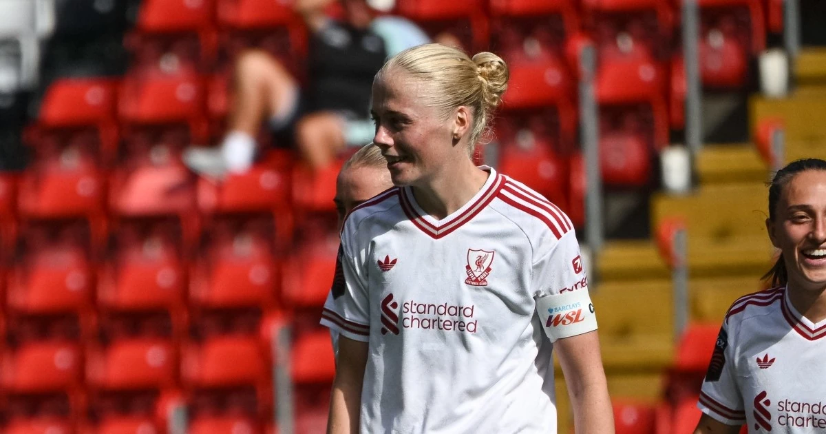 Grace Fisk trong màu áo Liverpool nữ.