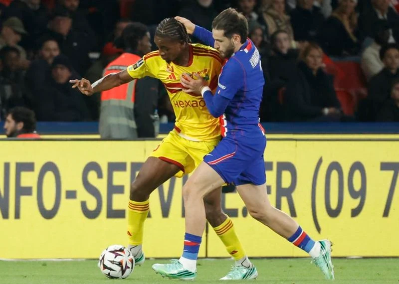 Khvicha Kvaratskhelia (phải) của PSG trong một trận đấu.
