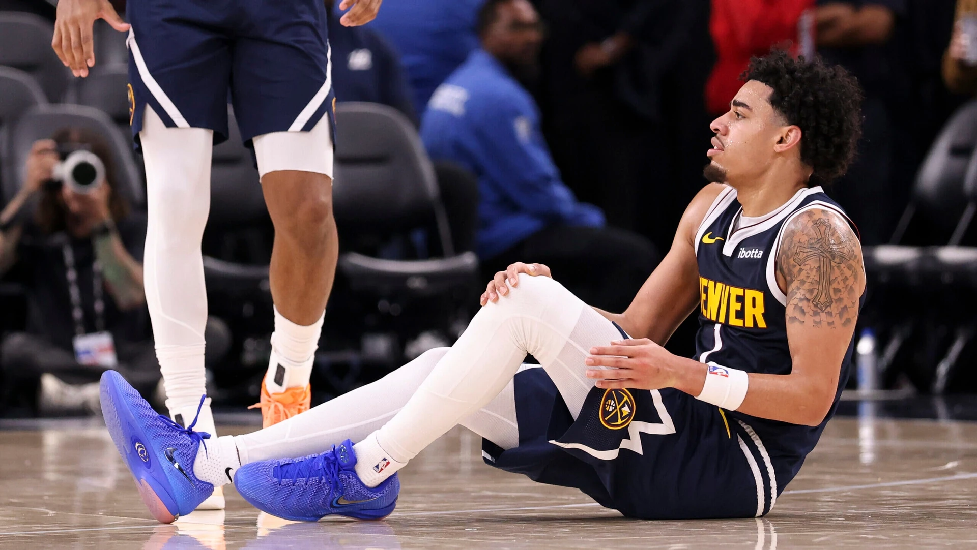 Julian Strawther ôm đầu gối trong trận gặp Clippers.