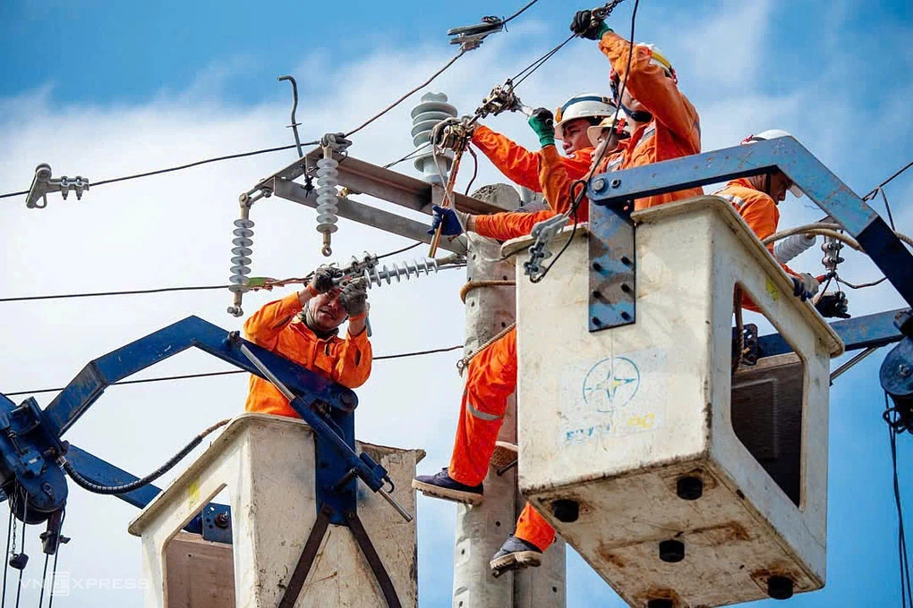 Công nhân sửa chữa lưới điện sau bão tại miền Trung tháng 11-2025, ảnh tư liệu.