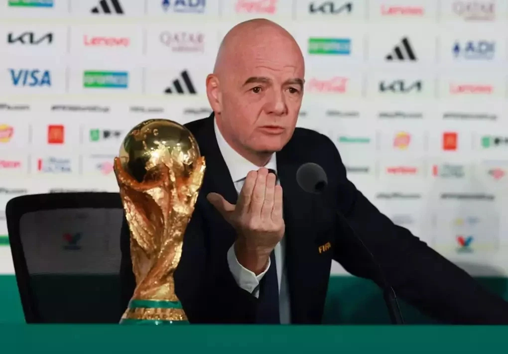 Gianni Infantino bên cúp World Cup tại họp báo ở Mexico City ngày 10/6/2026; ảnh tư liệu.