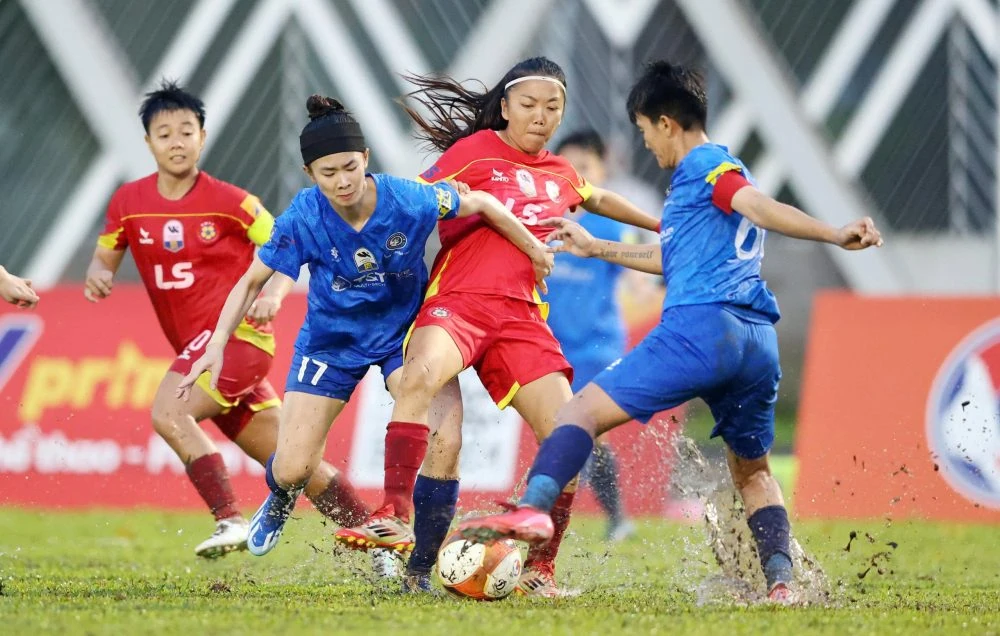 Một pha tranh bóng trong trận TP.HCM I gặp Thái Nguyên ở giải nữ vô địch quốc gia 2026.