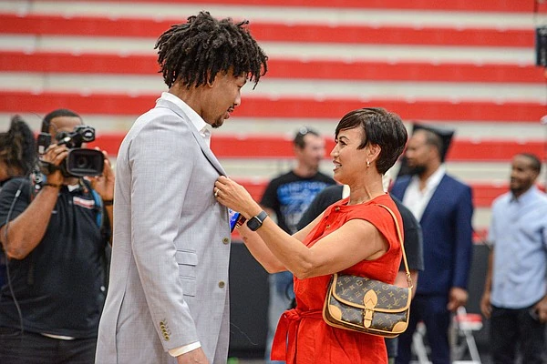 Jaylin Williams cùng mẹ trong ảnh tư liệu do NBA cung cấp.
