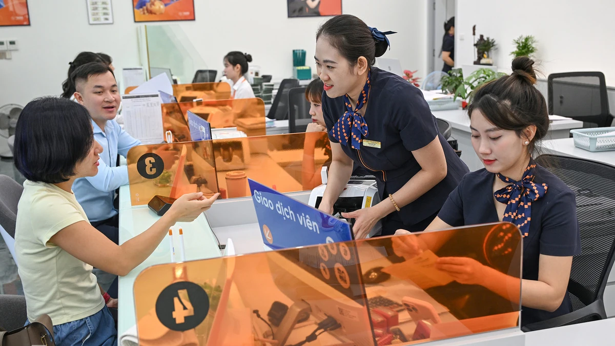 Giao dịch tại một ngân hàng trong ảnh tư liệu.