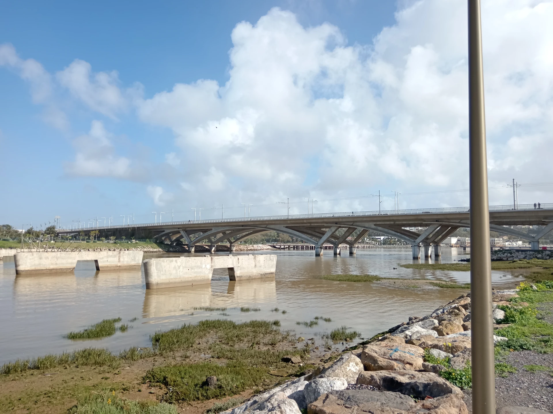 Sông Bou Regreg ở Rabat trong ảnh tư liệu tháng 1-2026.