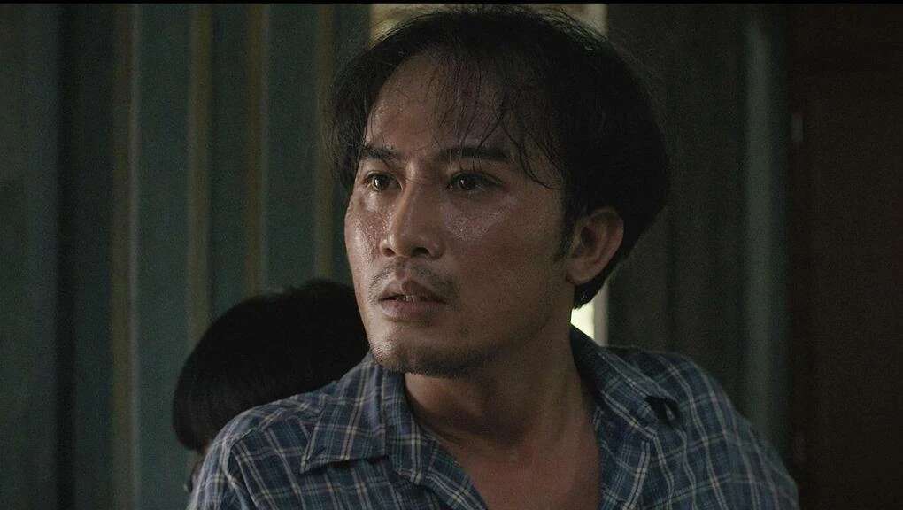 Doãn Quốc Đam trong một cảnh của Căn nhà không mái che.