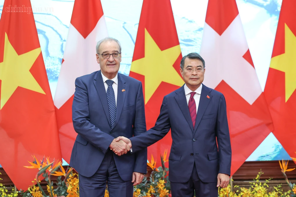 Le Minh Hung meets Swiss President Guy Parmelin on October 17, 2026. Photo: VGP.