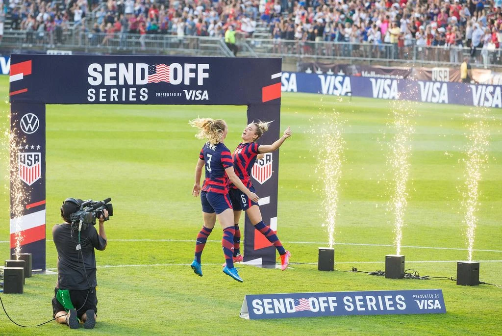 Sam và Kristie Mewis tại lễ tiễn đội tuyển Mỹ ngày 5/7/2021.