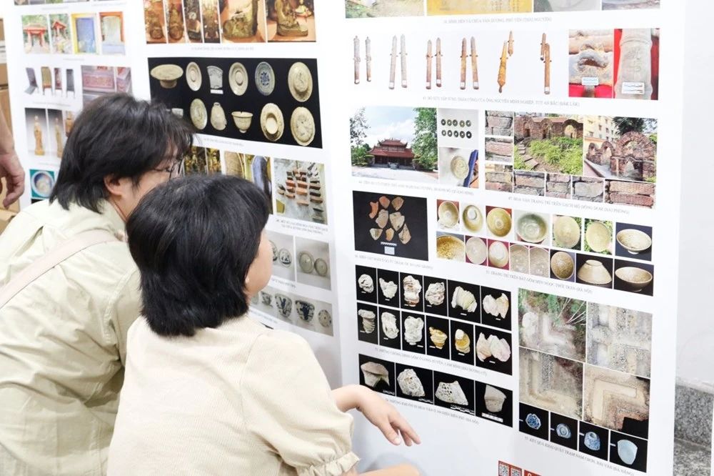 Đại biểu xem tư liệu tại hội nghị thông báo khảo cổ học năm 2026.