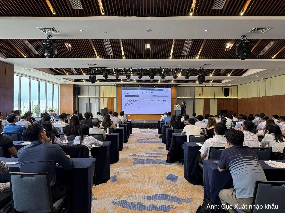 The Đồng Tháp conference explaining rice import and export rules.