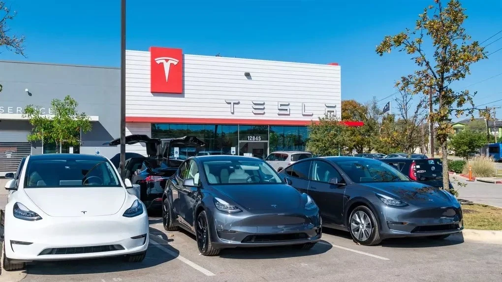Xe Tesla đỗ trước một cửa hàng Tesla.