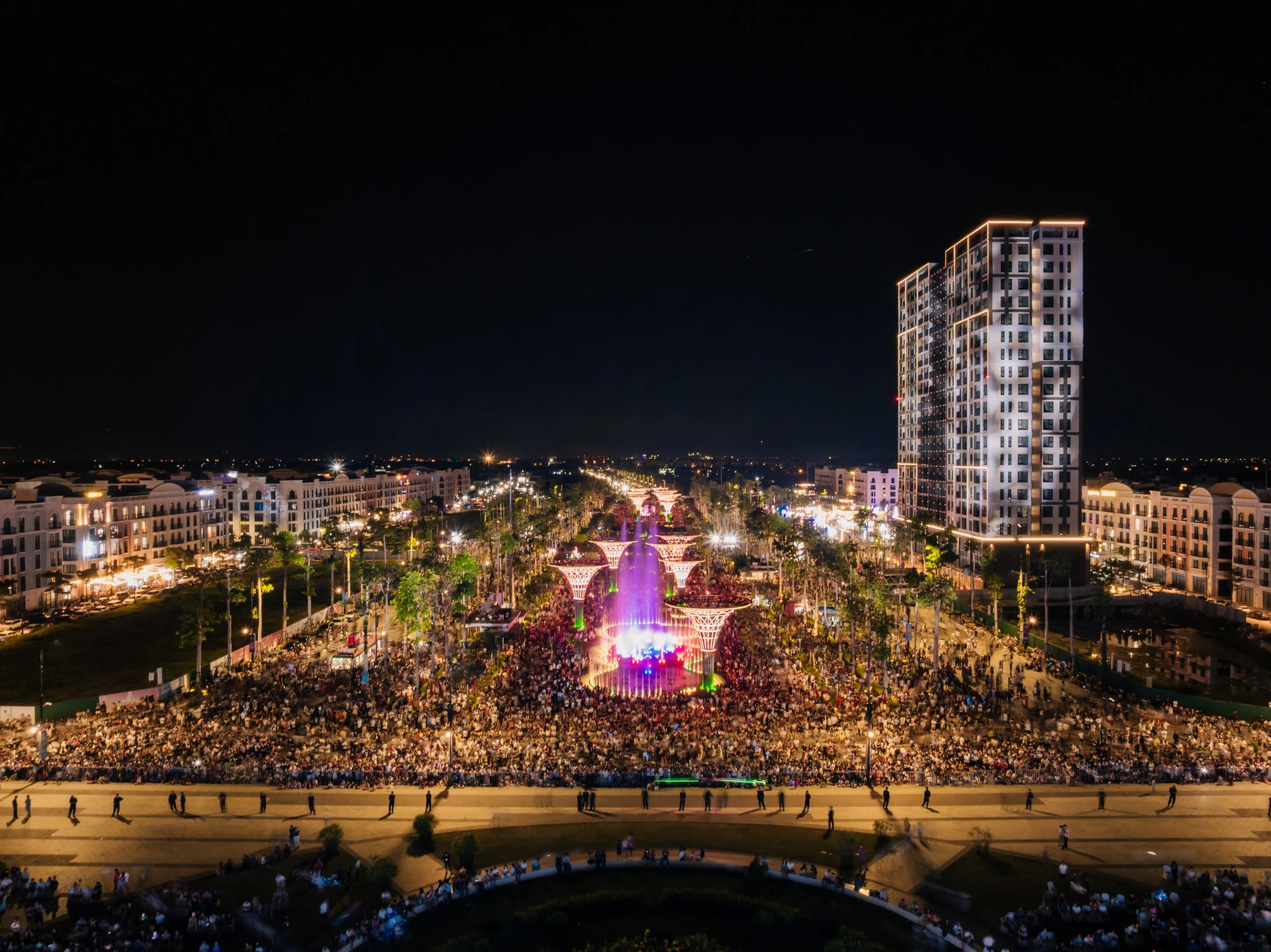 Ảnh tư liệu: Quảng trường biển Sầm Sơn (Thanh Hóa), nơi tổ chức Gala Sao Mai 2026, đông kín người vào ban đêm nhìn từ trên cao.