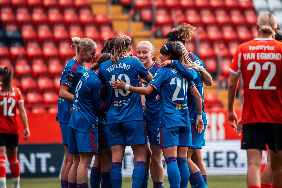 Các cầu thủ Manchester United ăn mừng trong trận gặp Charlton ở Women's Super League.