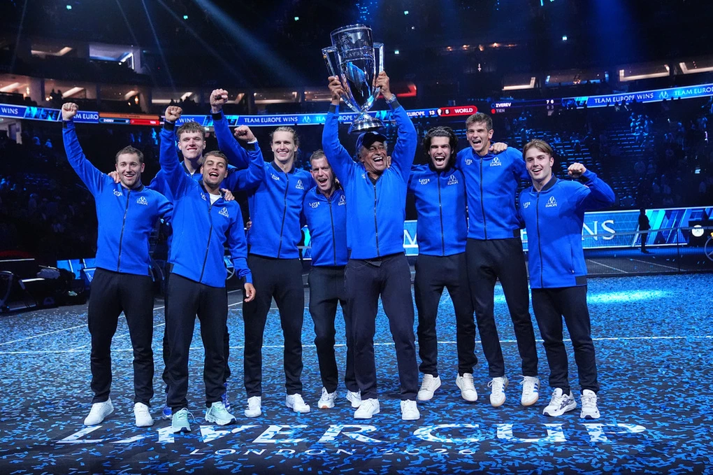 Đội châu Âu nâng cúp Laver Cup tại London. Ảnh: AP / VnExpress.
