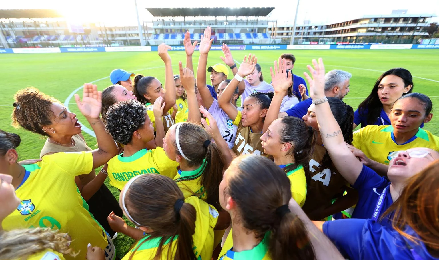 Các cầu thủ và thành viên ban huấn luyện Brazil ăn mừng sau trận thắng Canada tại World Cup nữ U17, Rabat, ngày 18/10/2026.