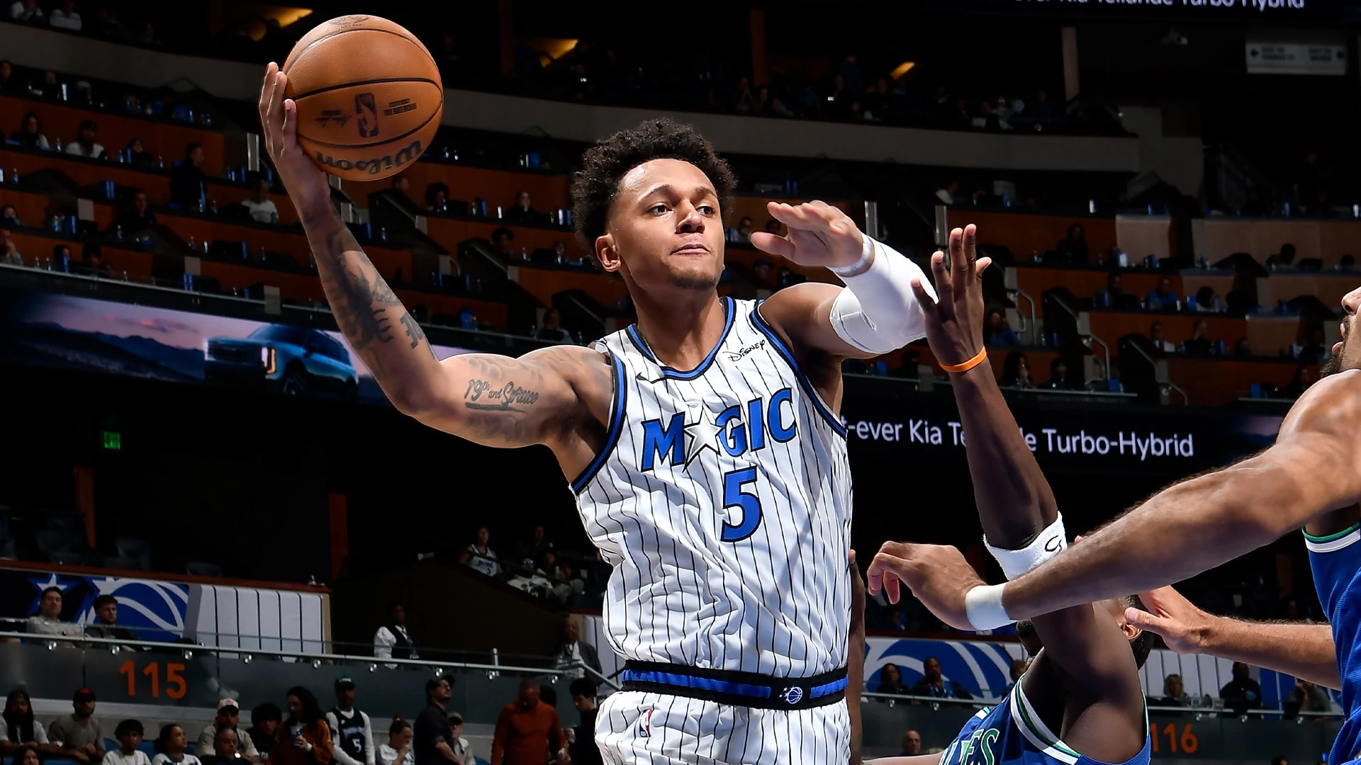 Paolo Banchero (số 5, áo trắng sọc của Orlando Magic) vươn tay kiểm soát bóng trước các cầu thủ Minnesota Timberwolves trong trận đấu ngày 23/10/2026 (giờ Mỹ), trận anh bị bong gân mắt cá chân.