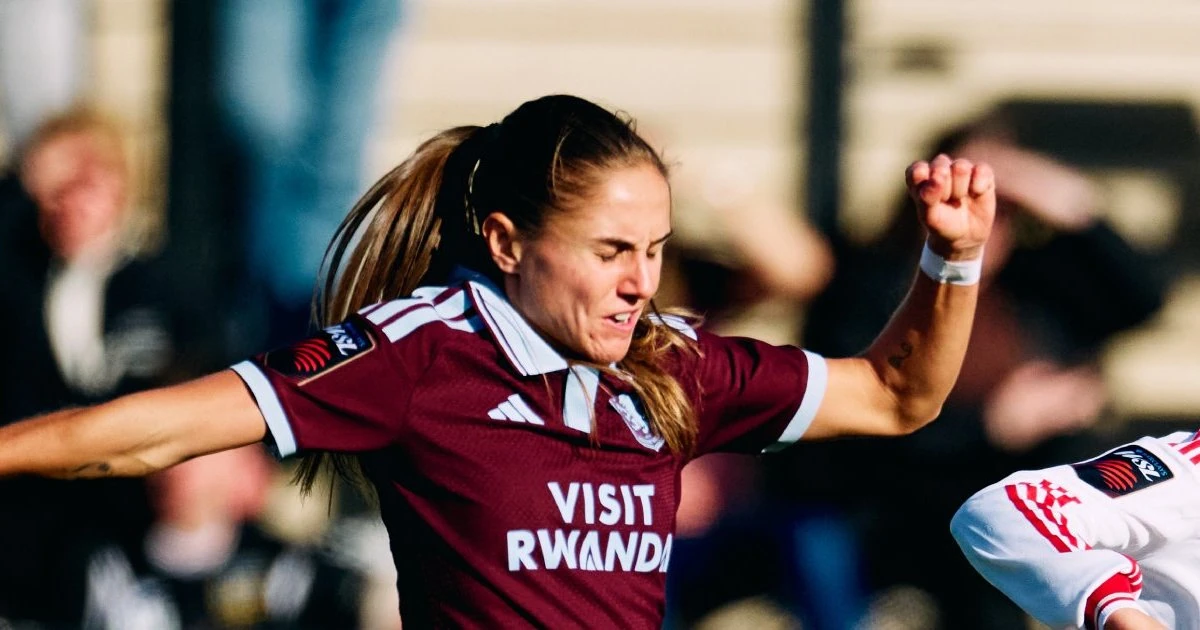 Một pha bóng trong trận Aston Villa gặp Liverpool tại Women's Super League.