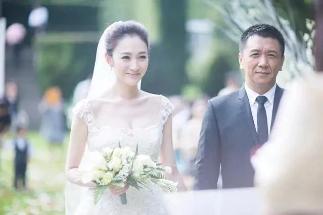 Lý Tiểu Nhiễm và Từ Giai Ninh trong ảnh cưới trước đây.
