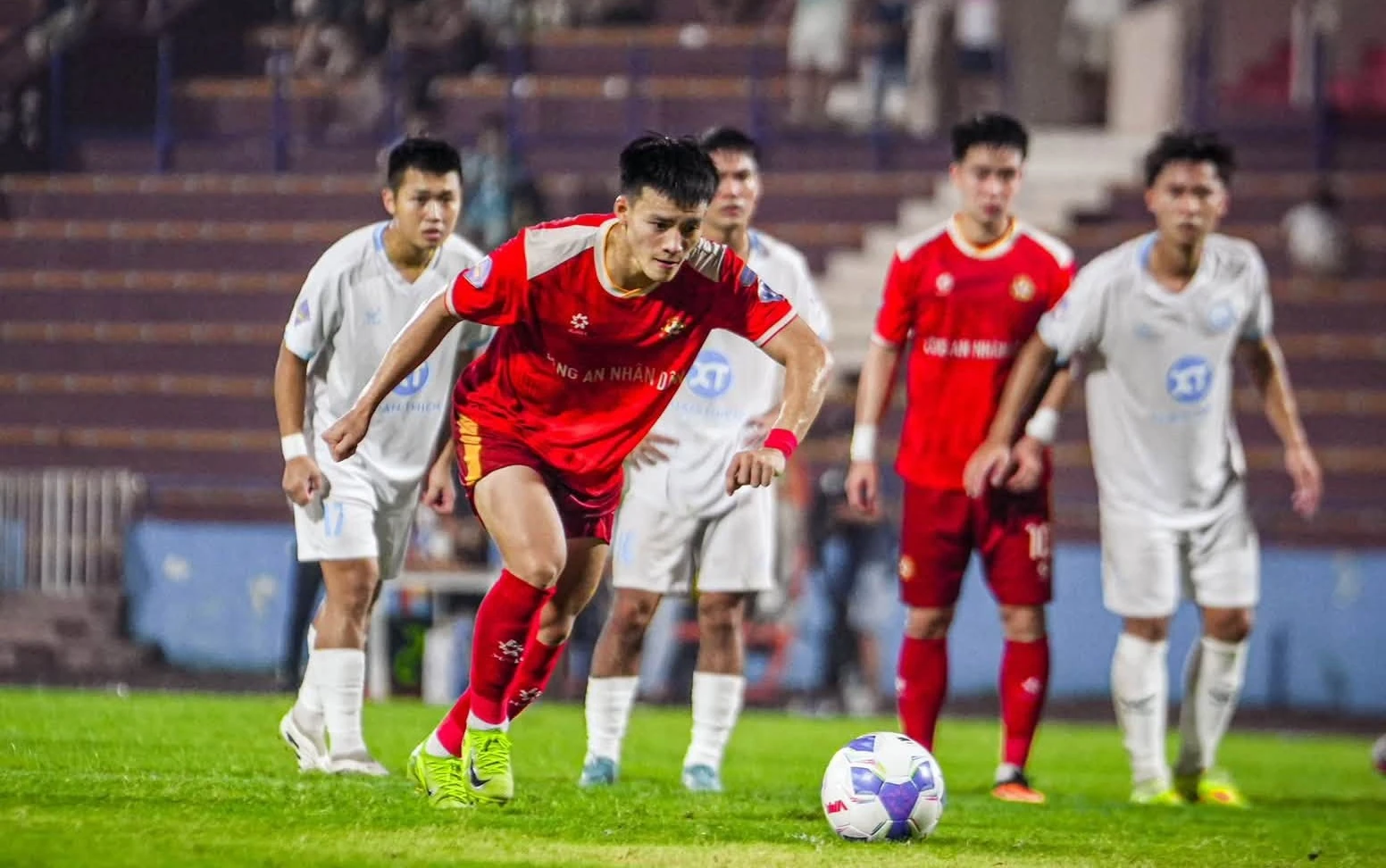 CAND's Nguyễn Thanh Nhàn takes a penalty in the second-tier match against Phú Thọ.