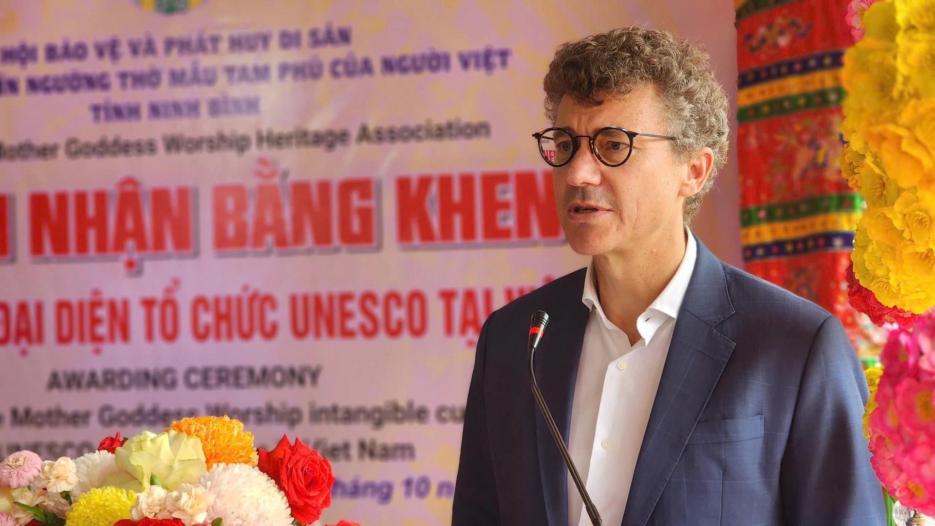Jonathan Wallace Baker speaks at the ceremony honouring heritage practitioners.