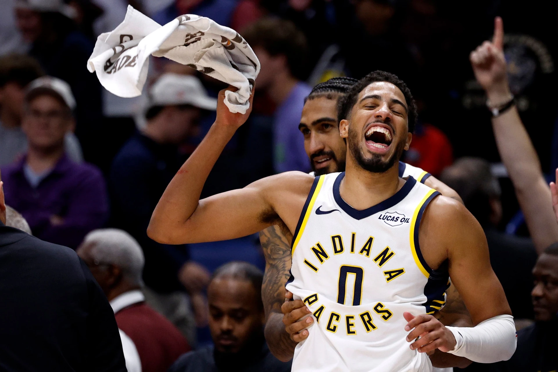 Tyrese Haliburton của Indiana Pacers hân hoan vẫy chiếc khăn sau khi trở lại thi đấu.