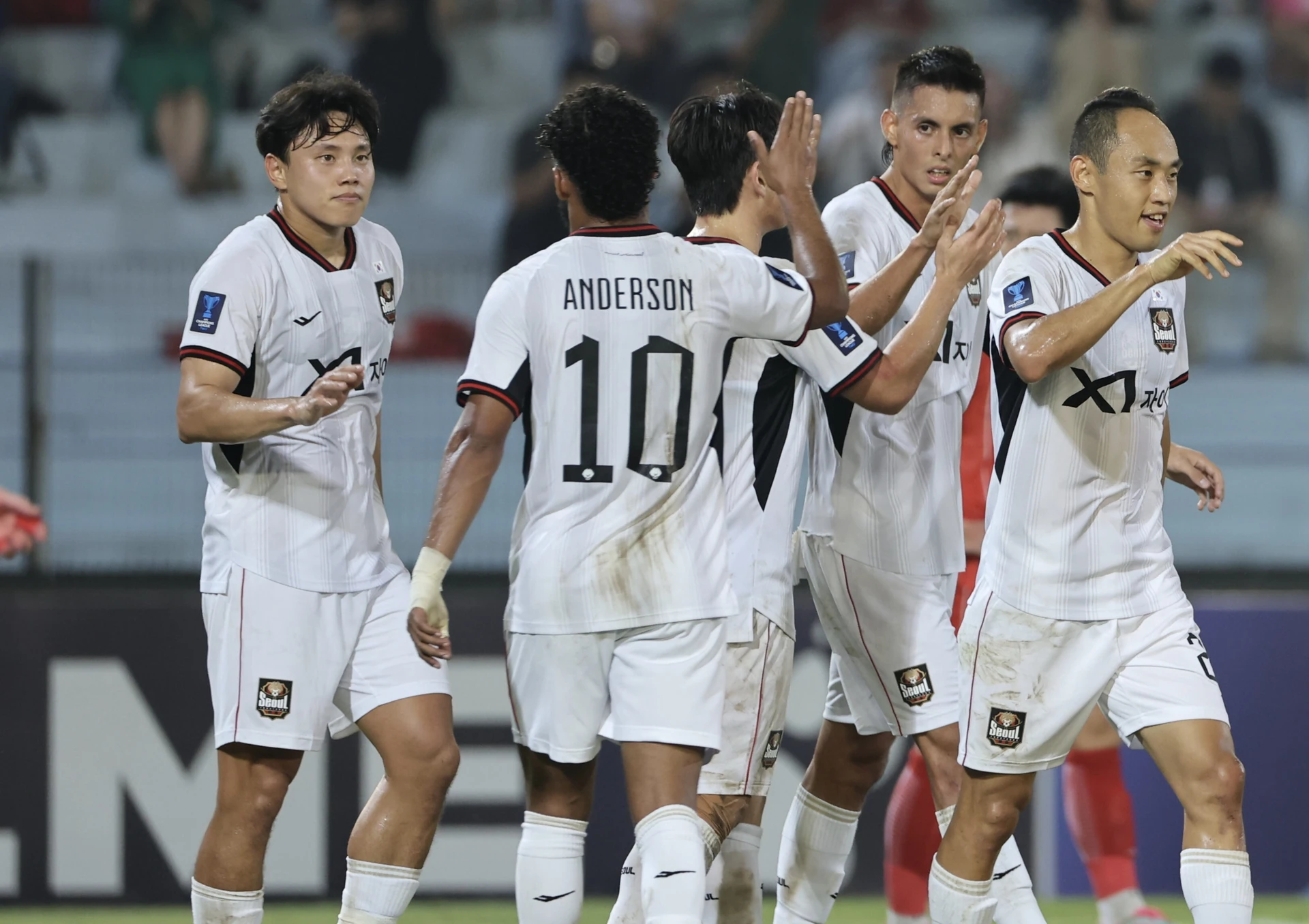 Các cầu thủ FC Seoul, trong đó có Anderson (số 10), ăn mừng trong trận thắng Thể Công Viettel 5-0 ở Hà Nội.