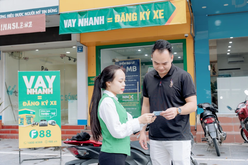 Nhân viên F88 hỗ trợ khách hàng làm thủ tục vay.