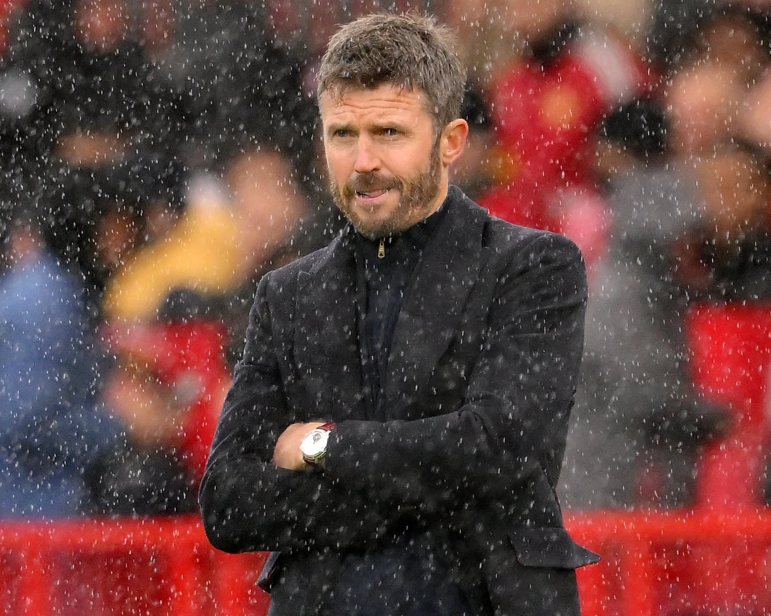 HLV Michael Carrick đứng dưới mưa bên đường biên trong trận Man Utd thua Bournemouth 0-3 tại Old Trafford