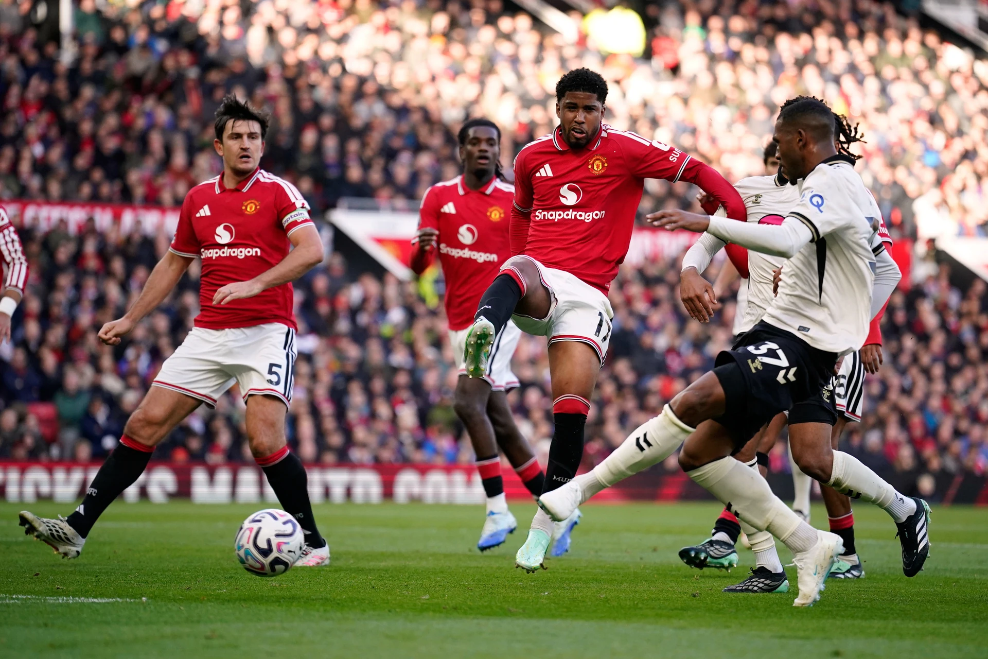 Rayan dứt điểm ghi bàn mở tỷ số cho Bournemouth trong trận gặp Man Utd ở vòng 8 Ngoại hạng Anh tại Old Trafford ngày 25/10/2026