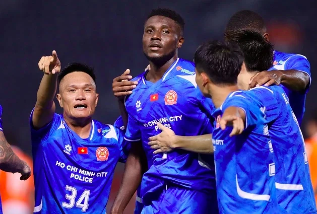Olaha Mạnh Đức in Công an TP.HCM colours, illustrating the squad-selection report.